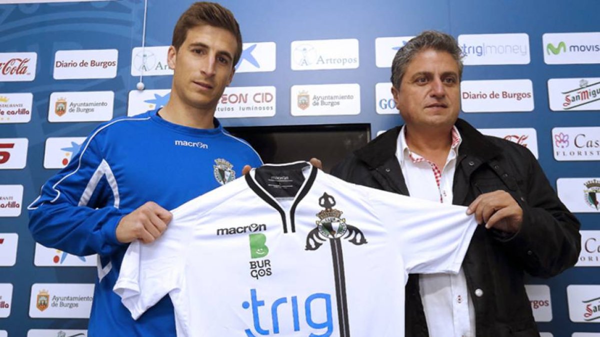 Llorente y Coca con la camiseta que ya luce el logotipo de Trig.-RAÚL G. OCHOA