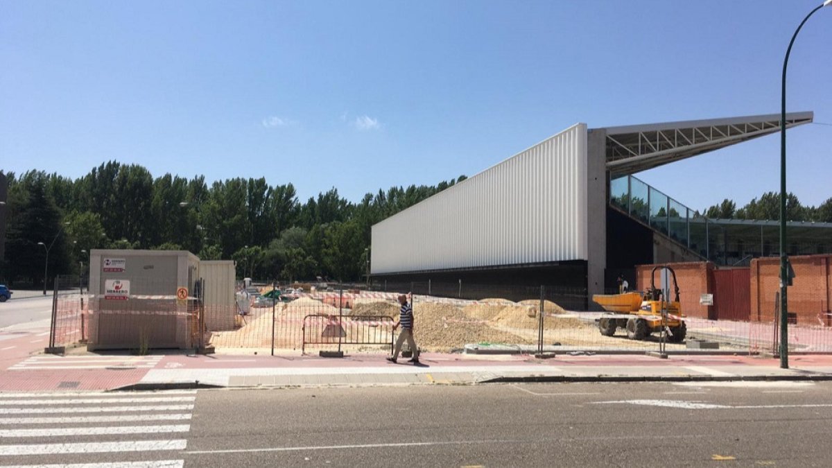 Obras en la parte lateral del estadio municipal El Plantío. RAÚL G. OCHOA