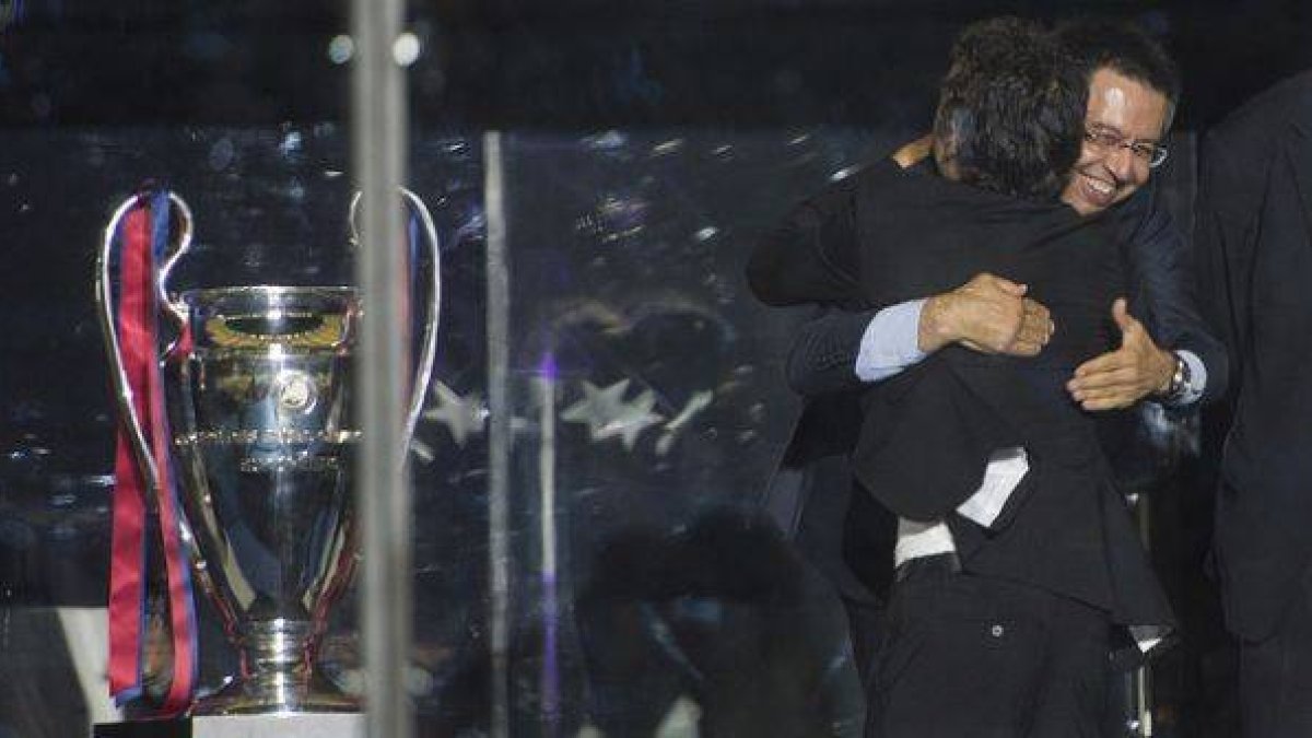 Josep Maria Bartomeu felicita a Luis Enriquer tras ganar la Champions en Berlín.-Foto: JORDI COTRINA
