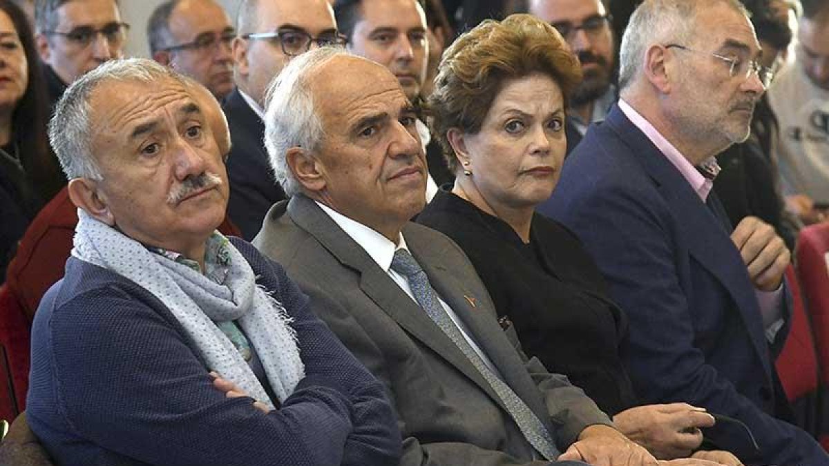 Pepe Álvarez, Ernesto Semper, Dilma Roussef y Evelio Angulo, ayer, en la sala Polisón del Teatro Principal, durante la jornada sobre diálogo social de UGT en Burgos.-ICAL