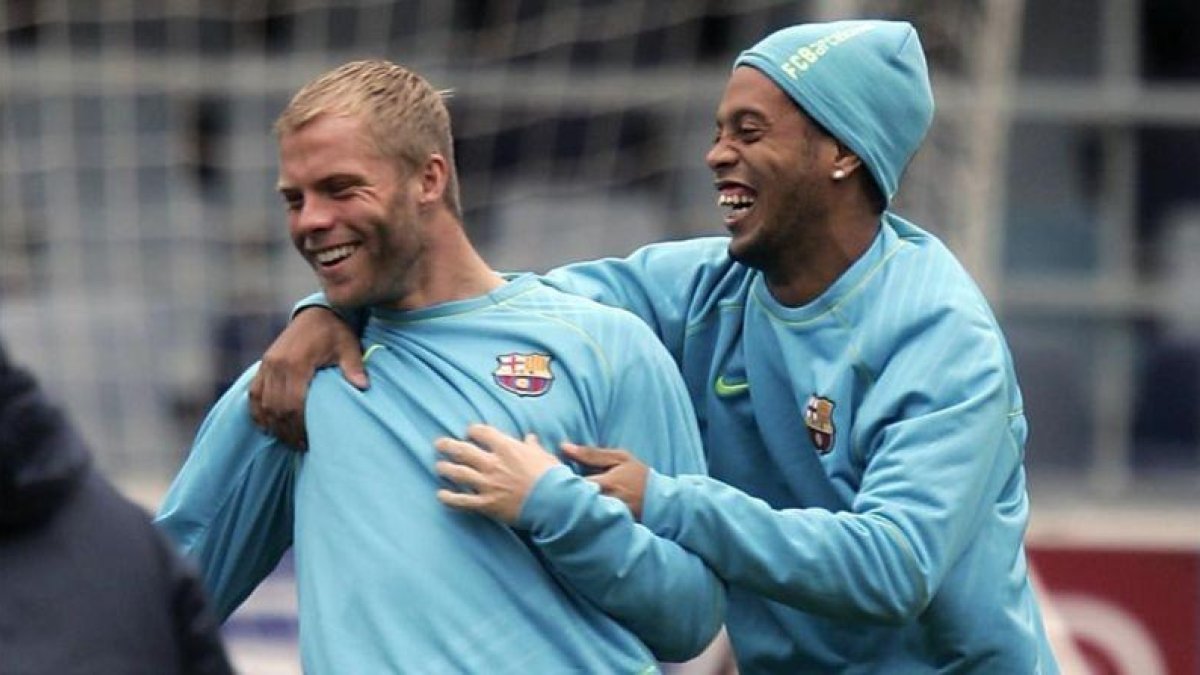 Gudjohnsen y Ronaldinho bromean en un entrenamiento del Barça, en el 2007.-JORDI COTRINA