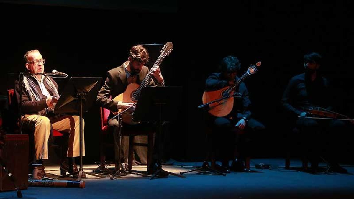 Jesús y Álvaro Barriuso, hermano e hijo de Tino Barriuso, a la izquierda, abrieron la ronda de melodías y versos en el escenario.-Raúl Ochoa