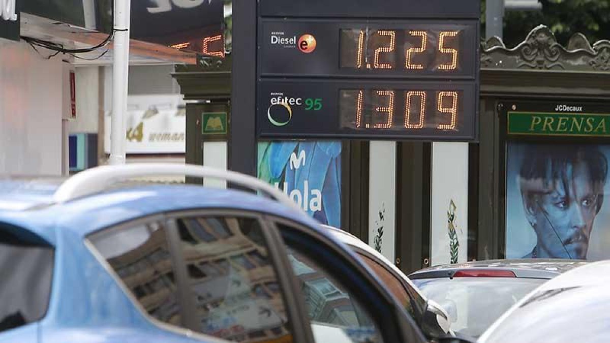 El precio de los carburantes es un 20 y un 15 por ciento más alto que doce meses atrás.-RAÚL G. OCHOA