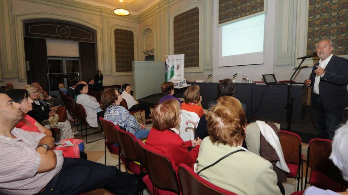 El especialista en neumología José Luis Viejo durante su conferencia 'Vacunas para el adulto. Prevención respiratoria' organizada por la Fundación Caja Rural.-ISRAEL L. MURILLO