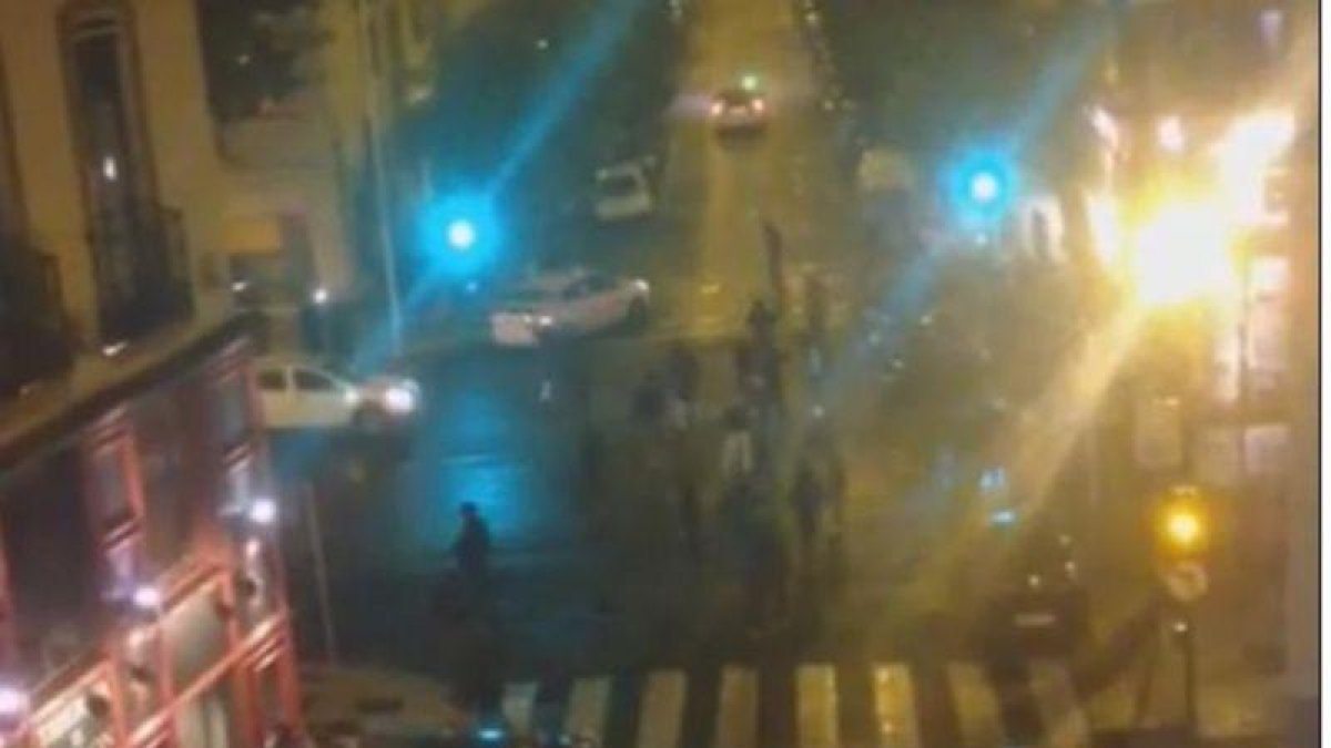 Una imagen de los incidentes en la noche de lunes en Sevilla.-