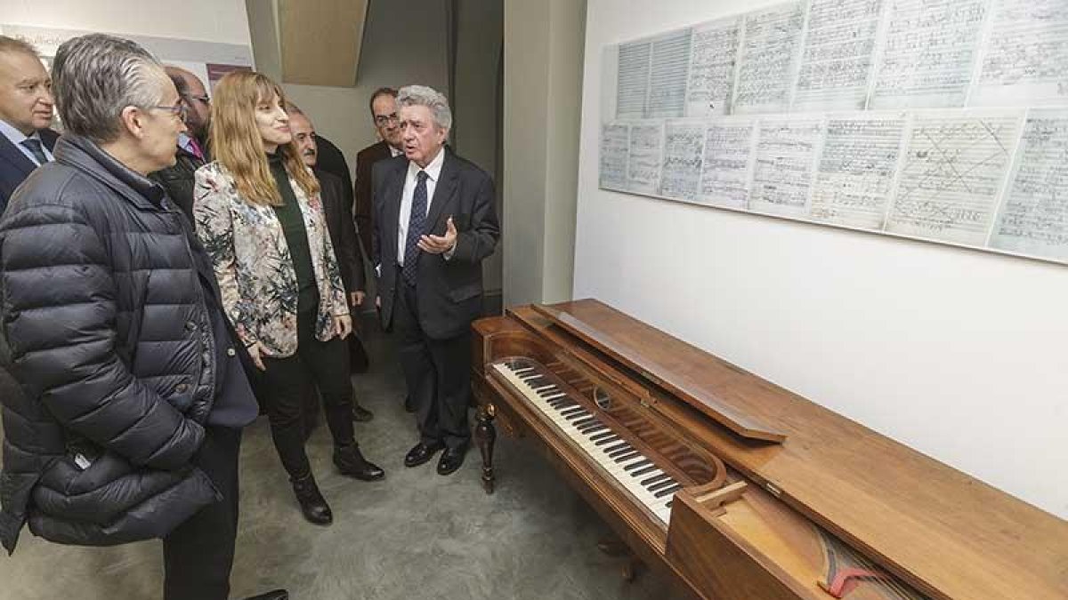 Antonio Baciero ejerció de guía ante las autoridades durante la inauguración de la muestra.-SANTI OTERO