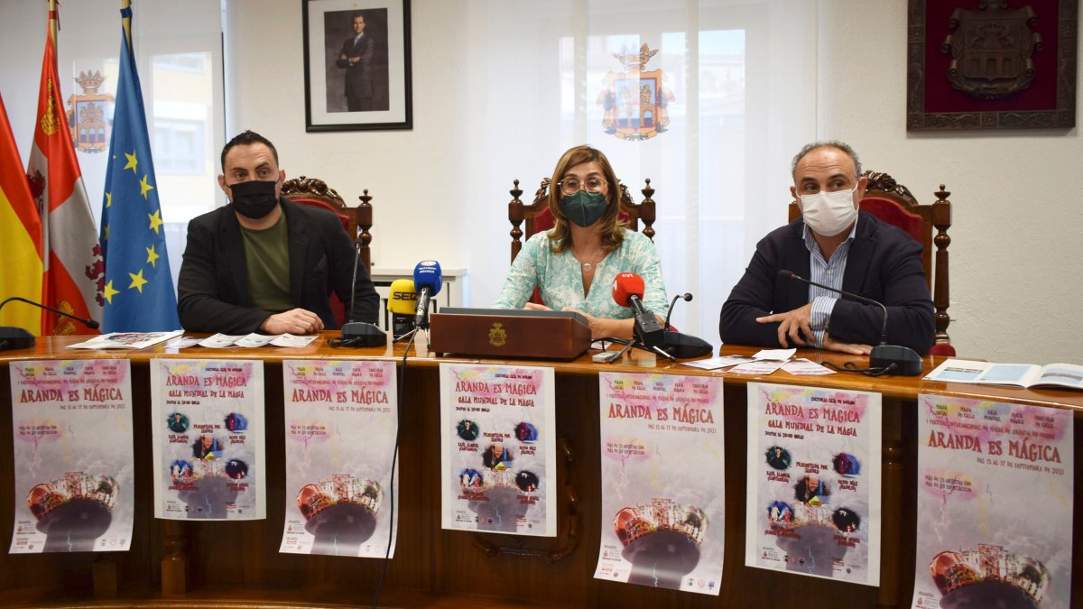 Héctor Sansegundo explica el programa junto a la alcaldesa y el concejal de Festejos. L. V.