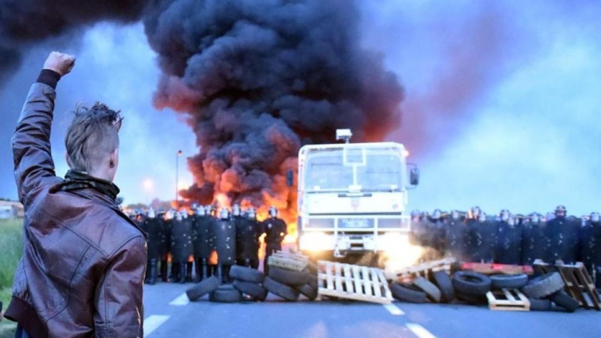 Protesta contra la reforma laboral en Douchy-les-Mines, al norte de Francia. El Gobierno se plantea prohibir las manifestaciones por la seguridad de la Eurocopa-AFP / FRANCOIS LO PRESTI