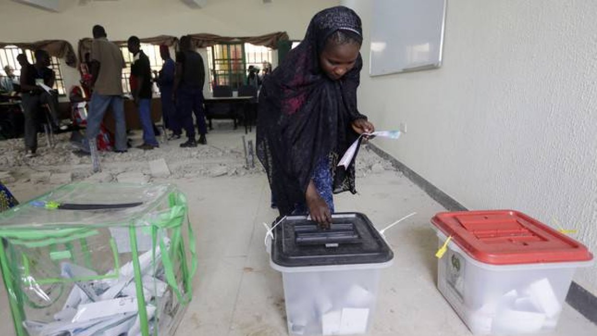 Una mujer desplazada por culpa de Boko Haram vota en la ciudad de Yola.-Foto:   AP / SUNDAY ALAMBA