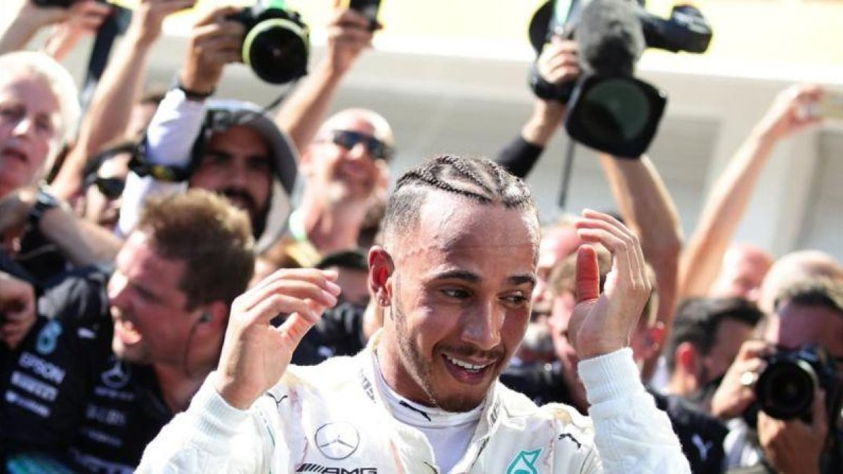 Lewis Hamilton celebra su victorias tras bajarse de su Mercedes en Hungaroring.-REUTERS / LISI NIESNER