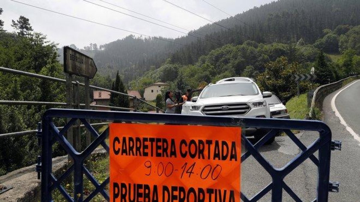 Carretera cortada en Muxika, donde ha tenido lugar el accidente.-EFE