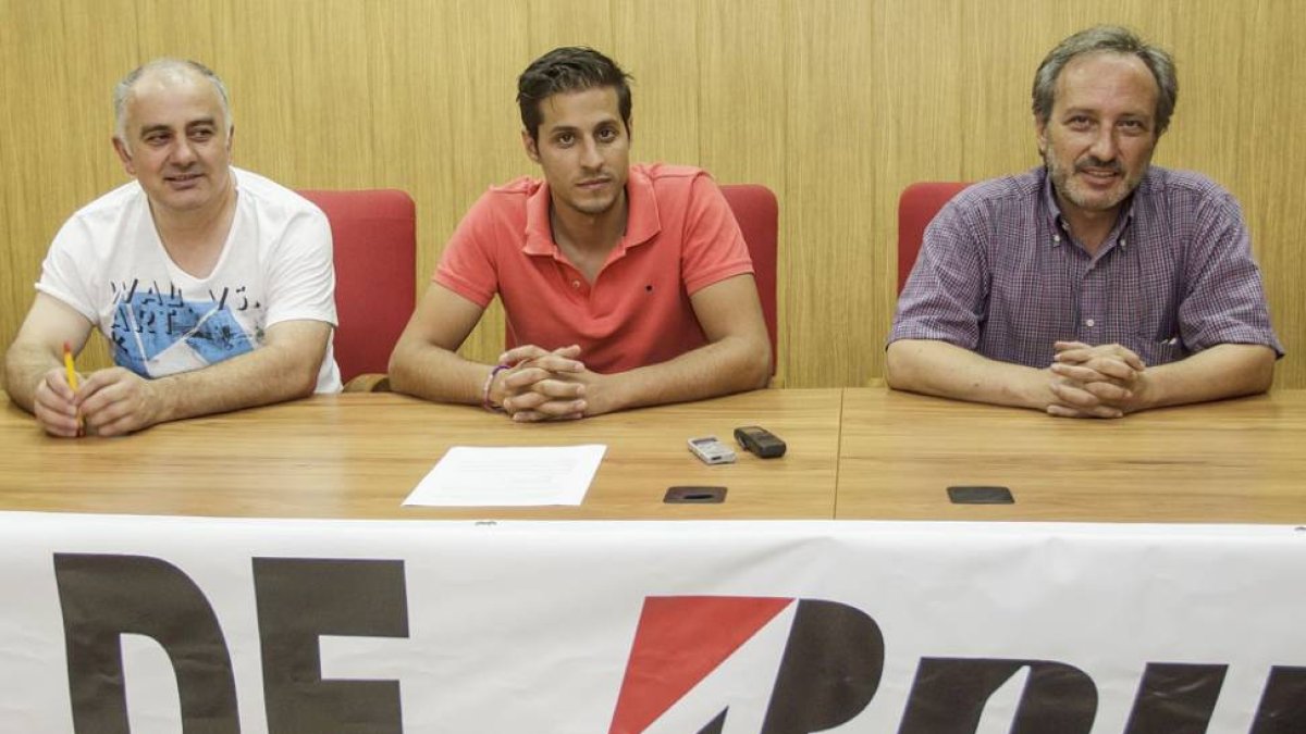 José Manuel Gil (UGT), Juan Carlos López (SITB-USO) y Javier Valenciano (CCOO).-SANTI OTERO