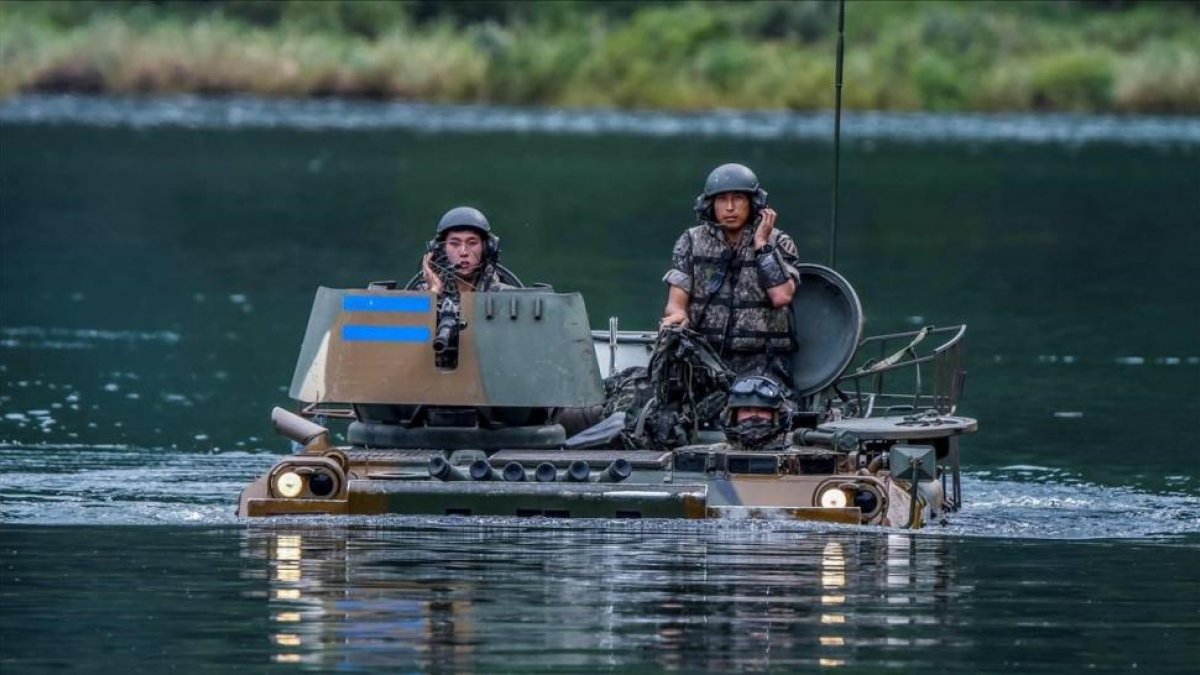 Soldados surcoreanos a bordo de un vehiculo armado K-200 cruzan el río Hongcheon durante las maniobras militares-EFE
