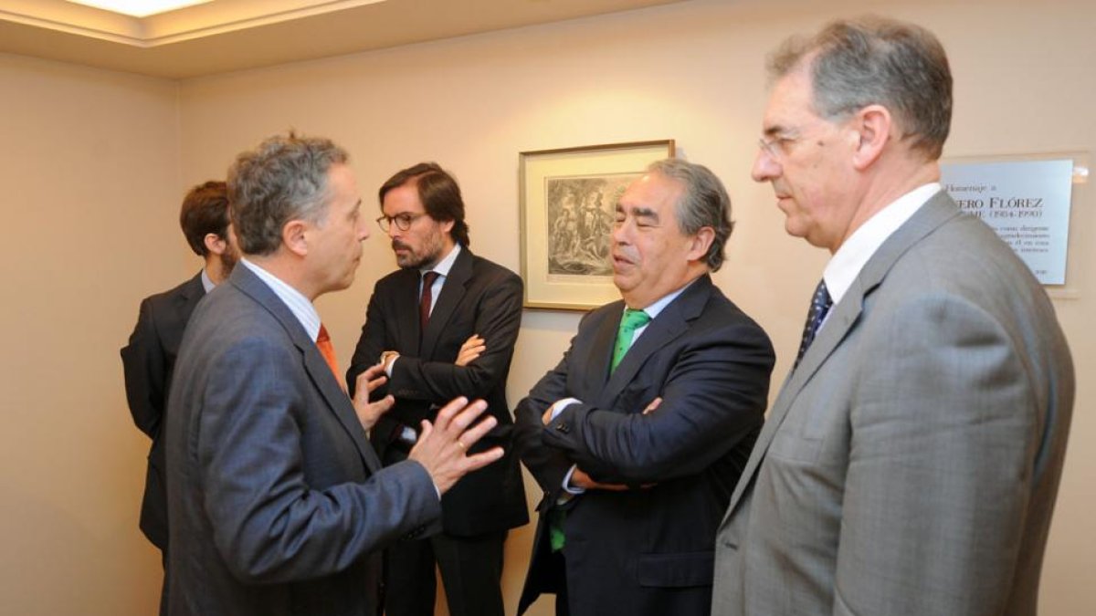 Fernando Andrés y Miguel Ángel Benavente, directivos del Tizona, charlan con los abogados del club.-ISRAEL L. MURILLO