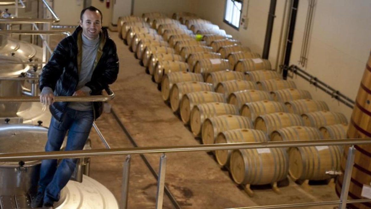 Iniesta, en su bodega de Fuentealbilla-JORDI COTRINA