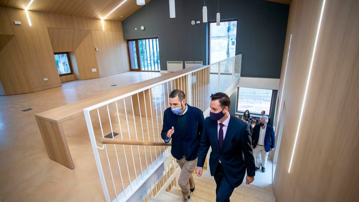 Daniel De la Rosa y Daniel Garabito visitan el Centro de Recepción de Peregrinos. SANTI OTERO