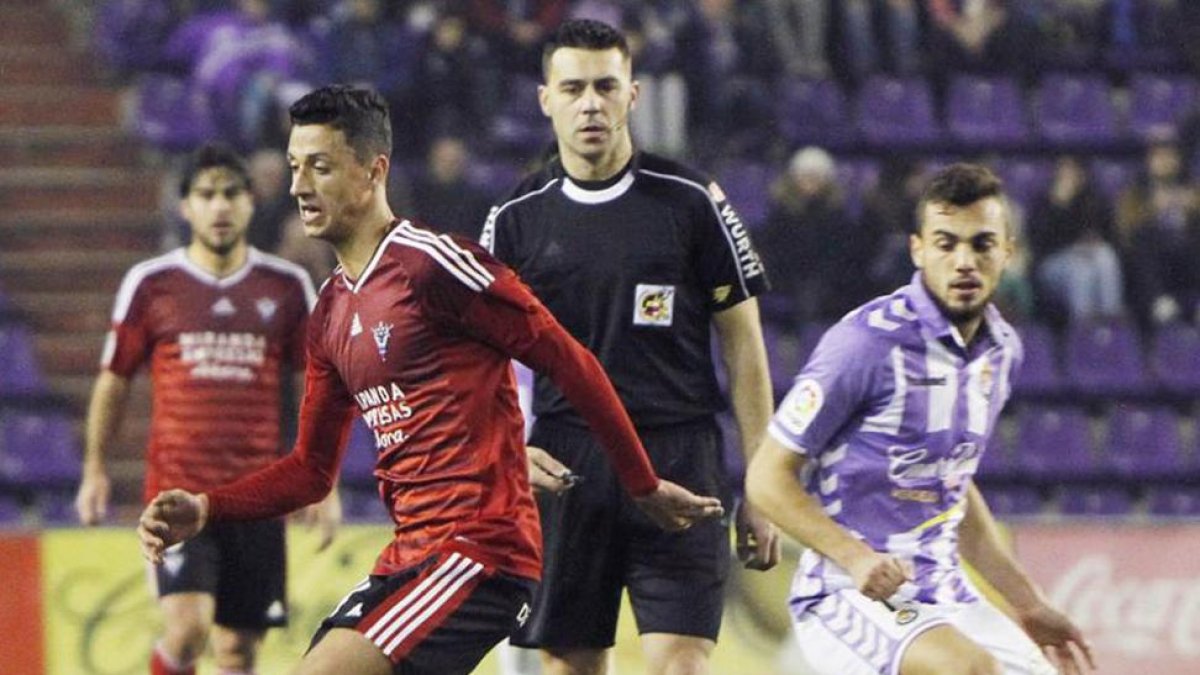 Maikel Mesa intenta controlar un balón en el choque disputado ayer en el José Zorrilla ante el Valladolid-J. M. Lostau
