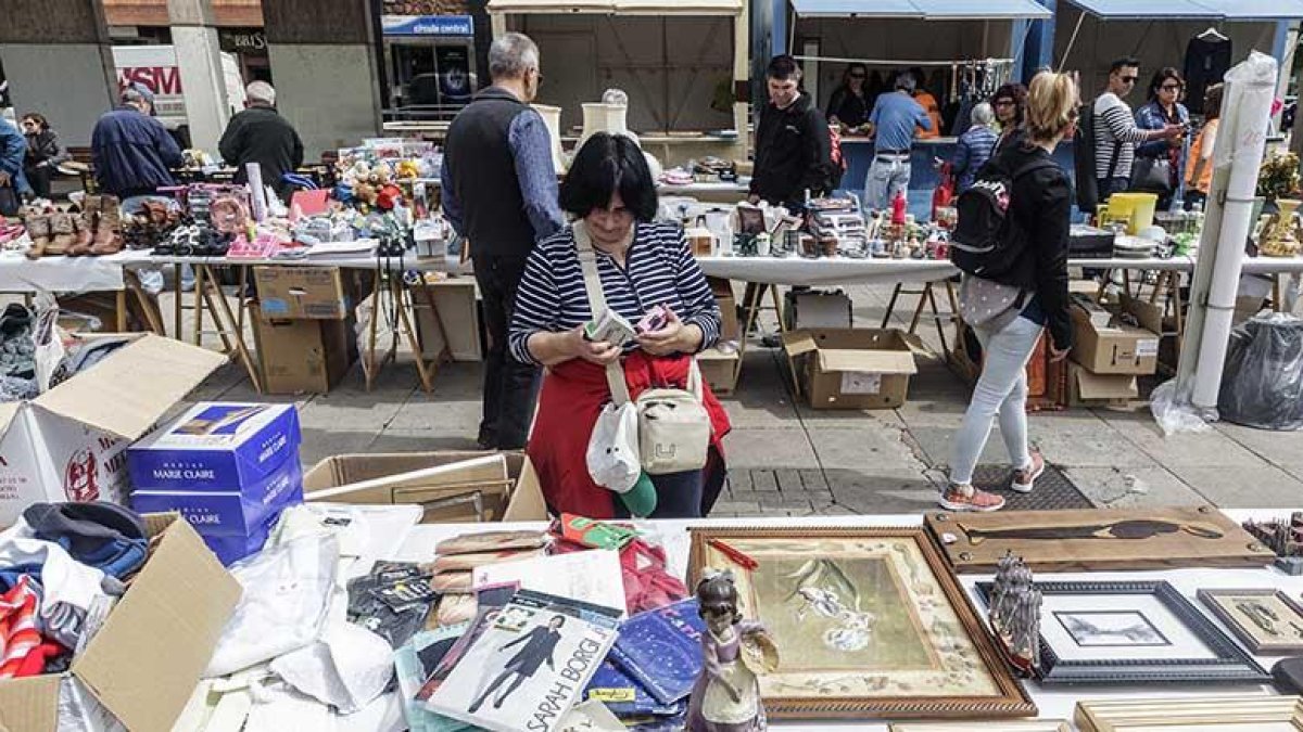 En el rastrillo de Apace los burgaleses podrán encontrar desde libros, ropa de segunda mano y nueva a objetos de decoración o bisutería y juguetes.-SANTI OTERO