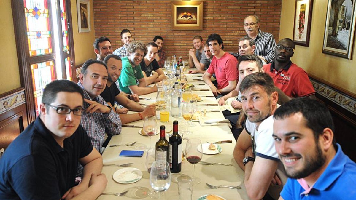 La plantilla y cuerpo técnico del CB Tizona celebraron ayer en una comida de hermandad para despedir el curso-I. L. Murillo