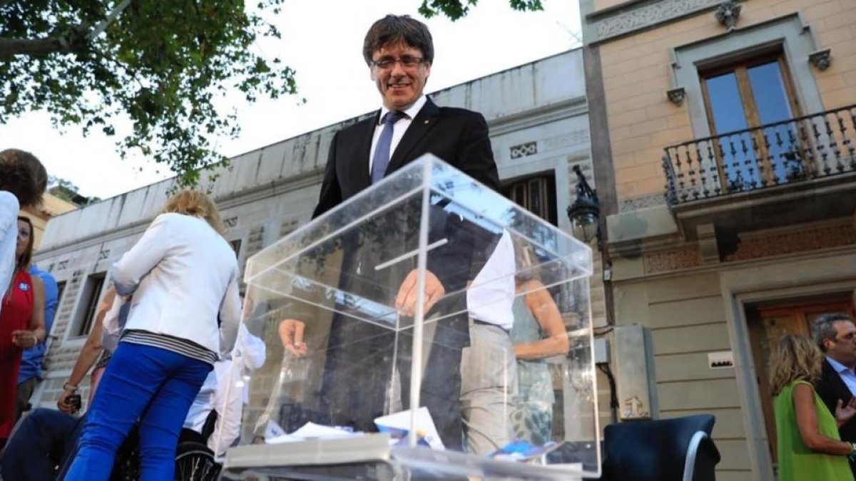 El presidente de la Generalitat, Carles Puigdemont, en el acto del PDECat de este martes por la tarde, en Barcelona.-FERRAN NADEU