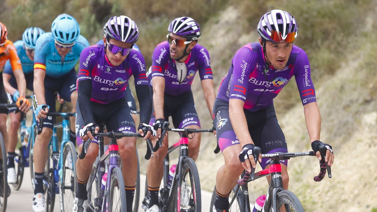 Los ciclistas del conjunto burgalés en la Vuelta a Andalucía. BURGOS BH