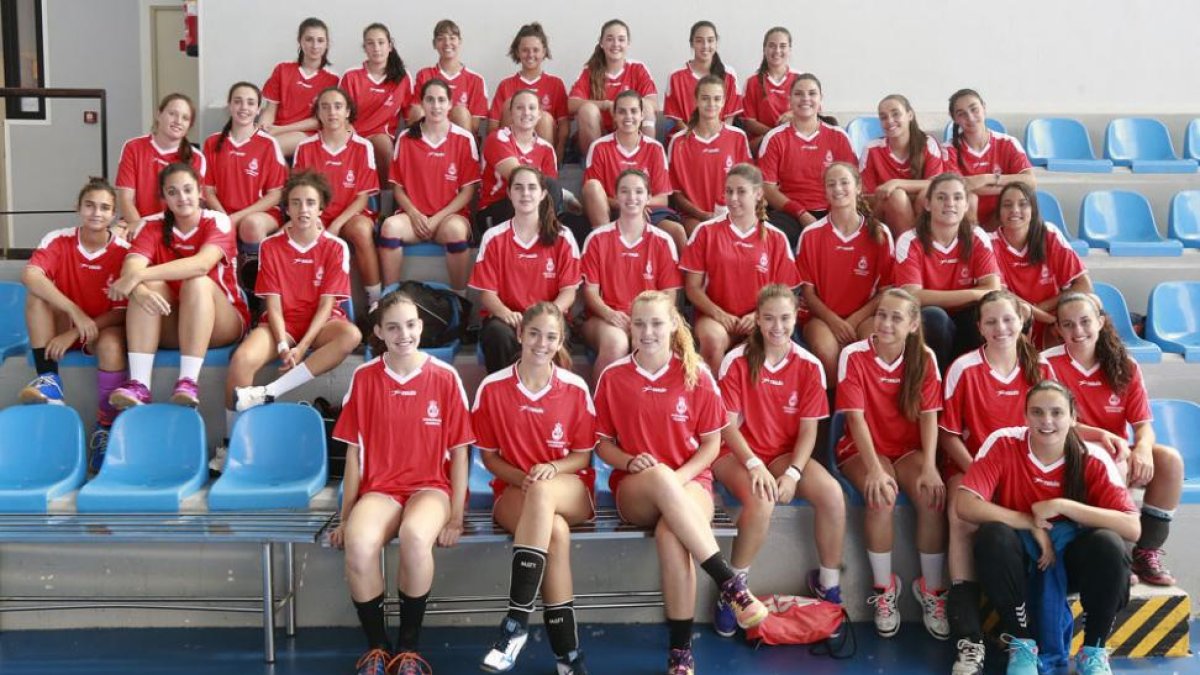 Foto de familia de la concentración femenina, ayer, en San Amaro.-RAÚL OCHOA