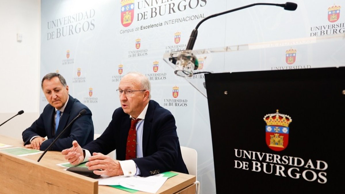Santiago Bello Paredes y José María de la Cuesta Sáenz presentan la jornada sobre la PAC de la Universidad de Burgos. TOMÁS ALONSO
