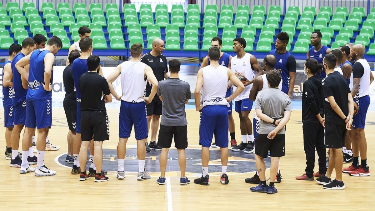 El técnico del Hereda San Pablo, Joan Peñarroya, se dirige a sus jugadores durante un entrenamiento. B. B. HOJAS