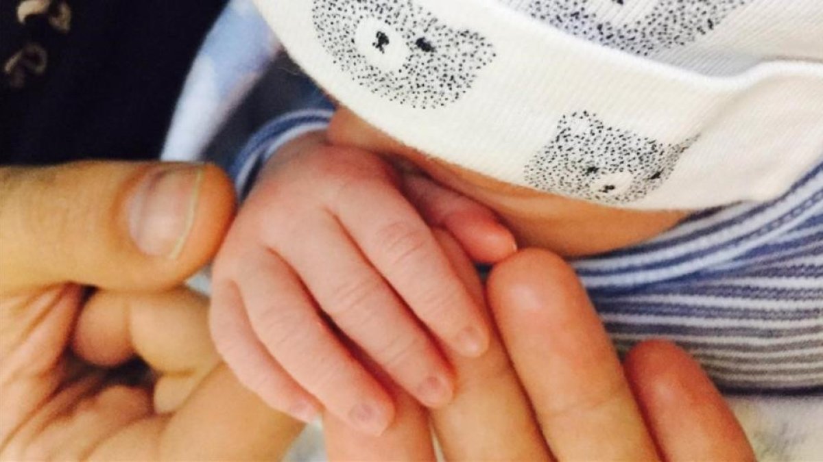 El hijo de Iñaki López y Andrea Ropero, presentadores de La Sexta noche, el día de su nacimiento.-ANDREA ROPERO / TWITTER