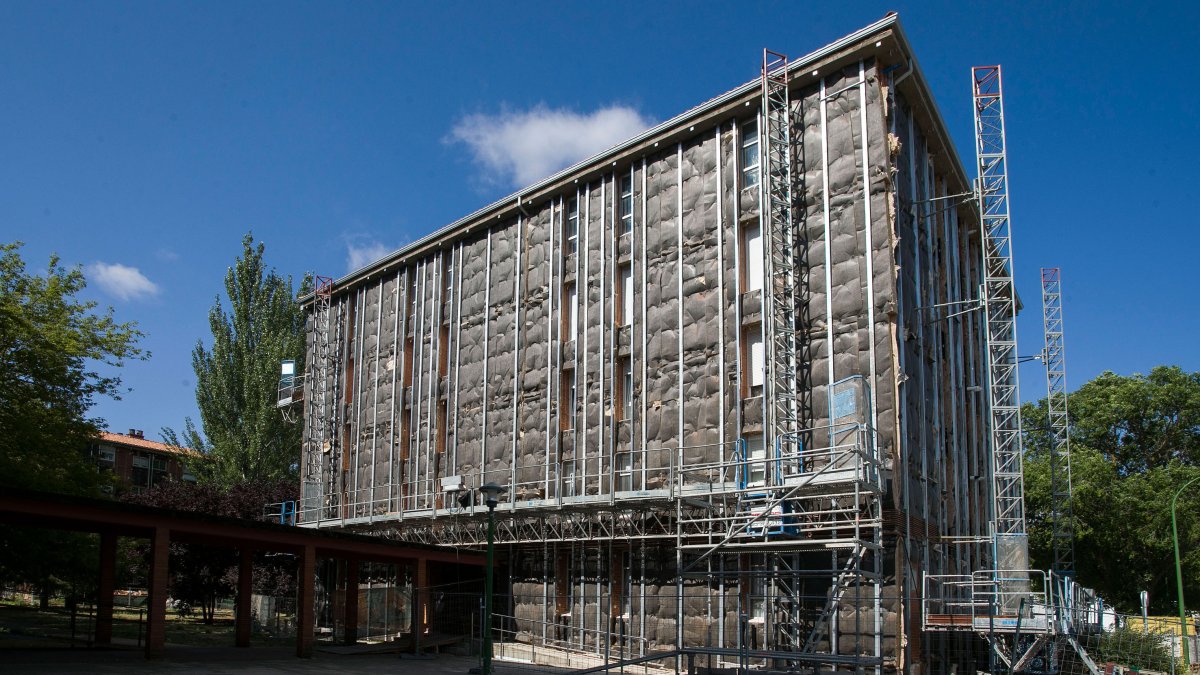 La envolvente térmica de uno de los edificios del ARU de San Cristóbal presentaba este aspecto a finales de julio. TOMÁS ALONSO