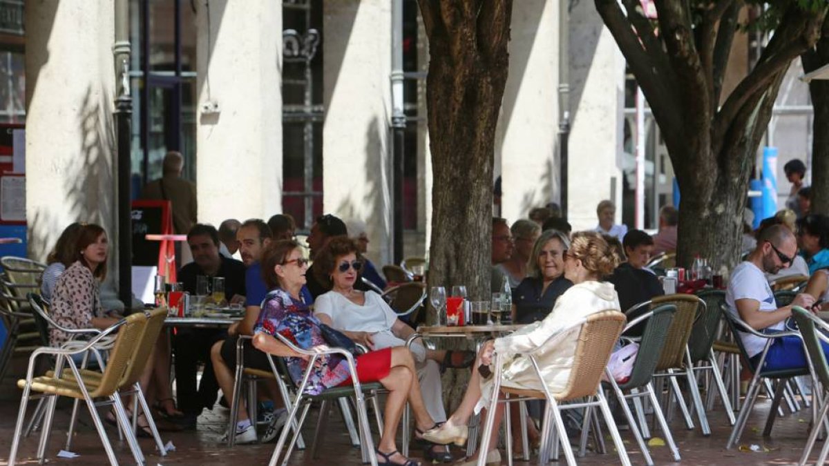 Clientes en una terraza de un establecimiento de la capital.-RAÚL G. OCHOA