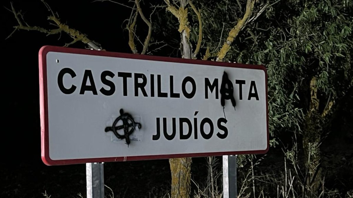 Un grupo anitsemita quema contendores y vuelve a llenar Castrillo Mota de Judíos de pintadas anti judías. ECB