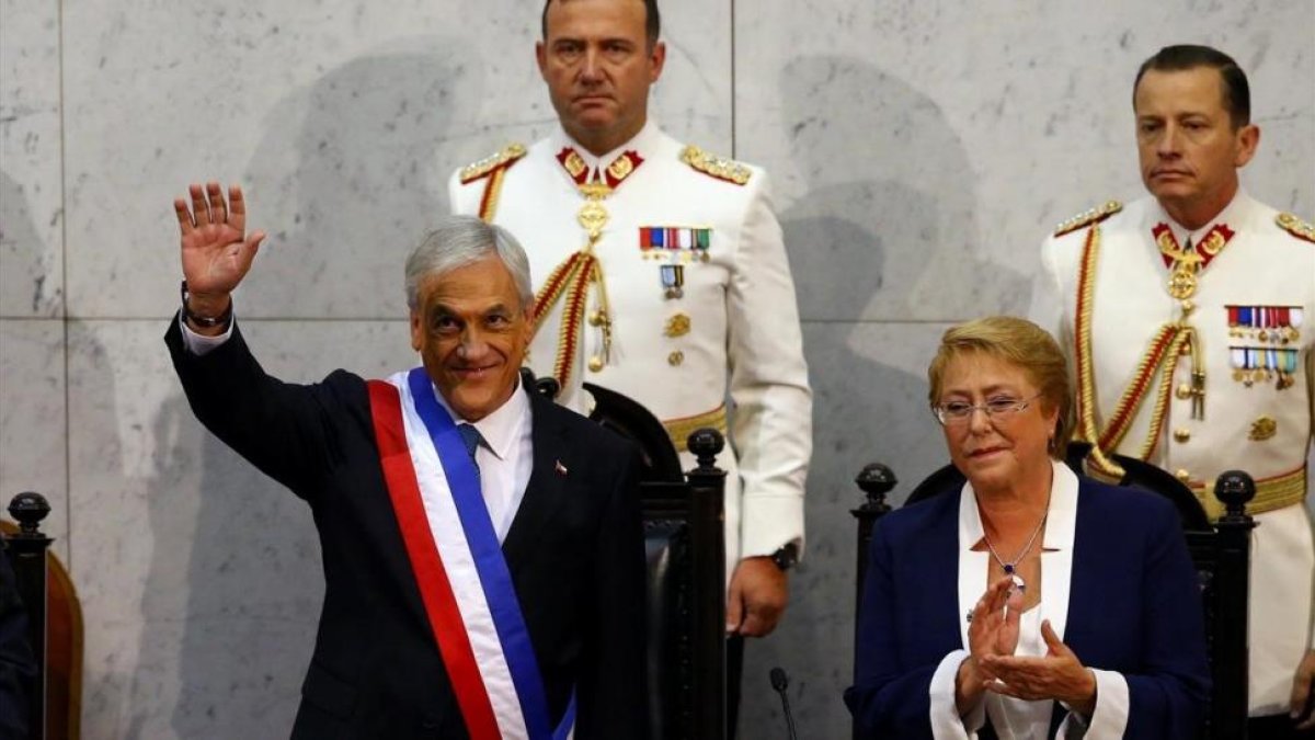 Piñera saluda tras recibir la banda presidencial de la presidenta saliente Michelle Bachelet.-REUTERS / IVAN ALVARADO