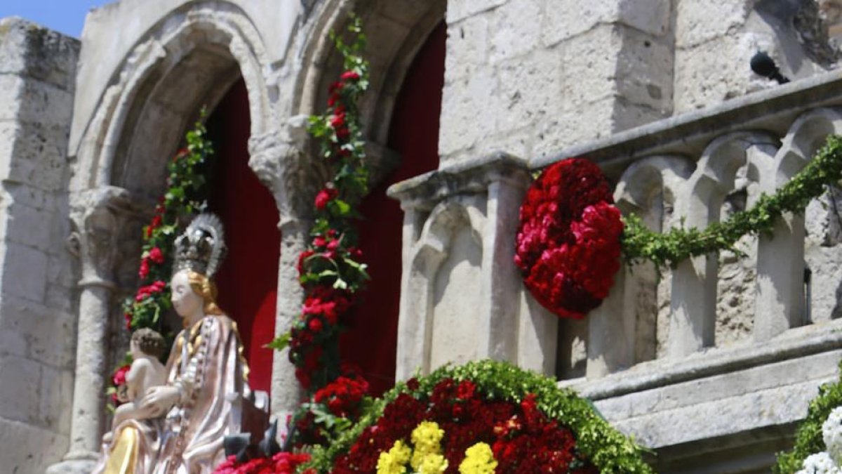 La Gigantilla a los pies de la Virgen.-RAÚL G. OCHOA