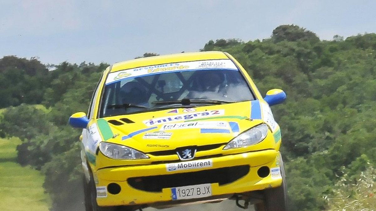 El burgalés Christian Urbán ‘vuela’ por el circuito en un momento de la prueba.-AITOR DEL OLMO