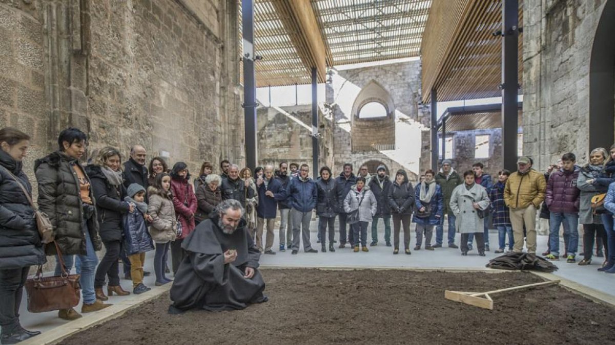 Durante las visitas teatralizadas al Monasterio de San Juan se comprobó la mala acústica.-ISRAEL L. MURILLO