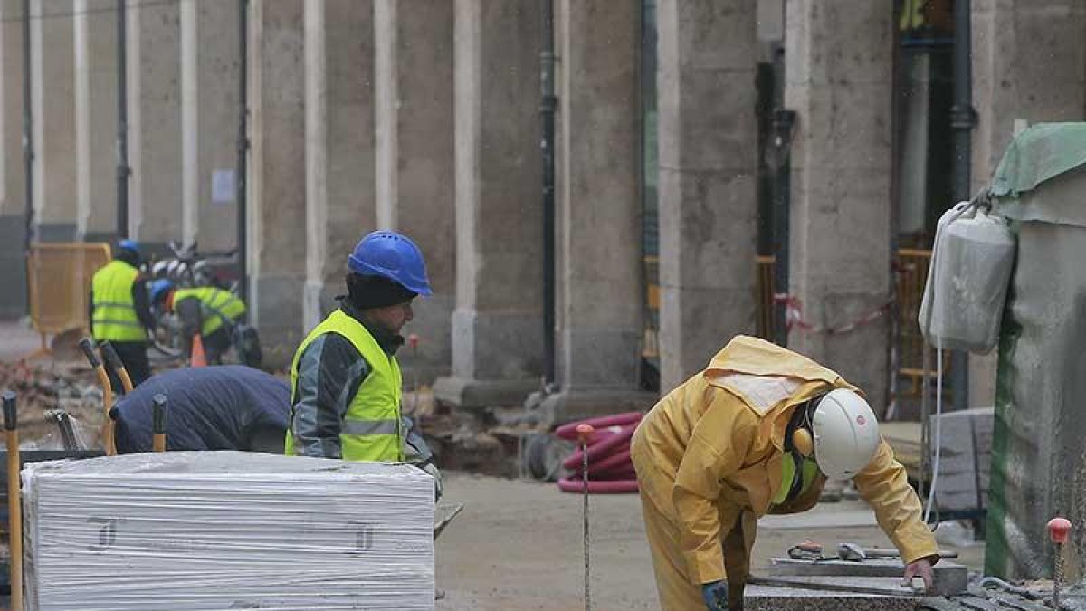 Las nuevas baldosas ya se están instalando en Sombrerería.-RAÚL G. OCHOA