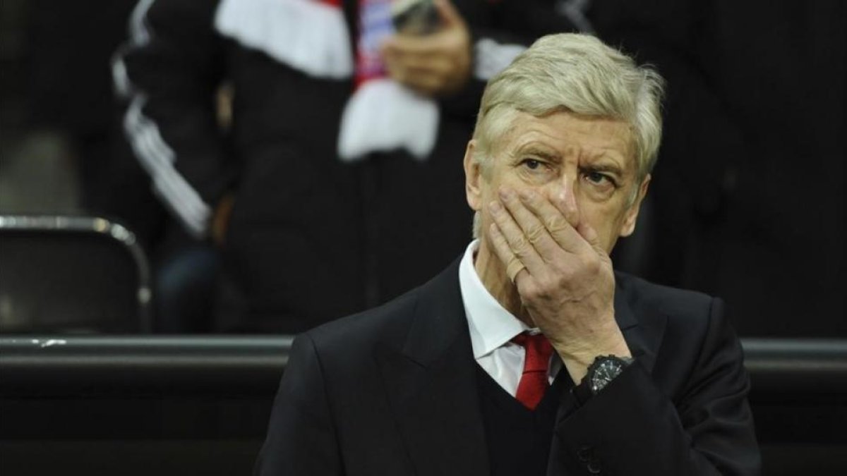 Arsène Wenger gesticula durante el partido Bayern-Arsenal del miércoles.-SVEN HOPPE