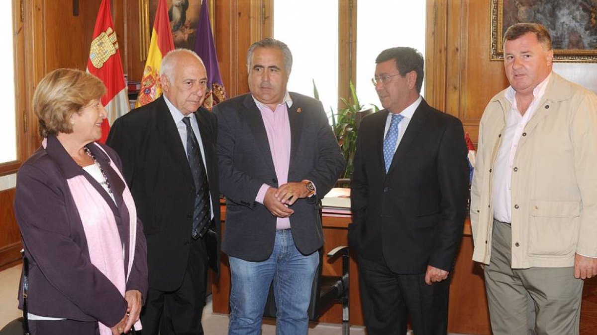 Lucía Nebreda, Ángel Benjamín Rodríguez, José Manuel de los Mozos, César Rico y Enrique Pascual, ayer en la Diputación.-I. L.M.