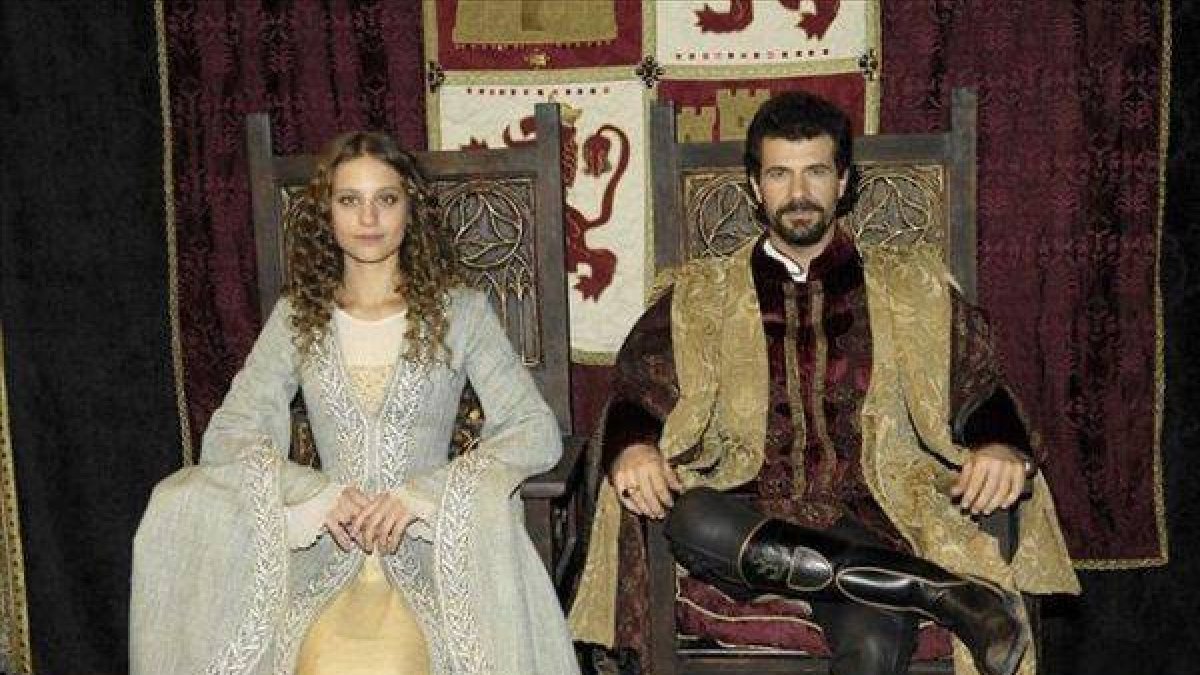 Michelle Jenner y Rodolfo Sancho, en 'Isabel'.-Foto: TVE