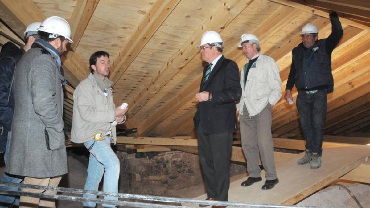 Un momento de la visita, en la que el delegado estuvo acompañador por el alcalde de la villa y los técnicos de la obra.-MIGUEL ÁNGEL