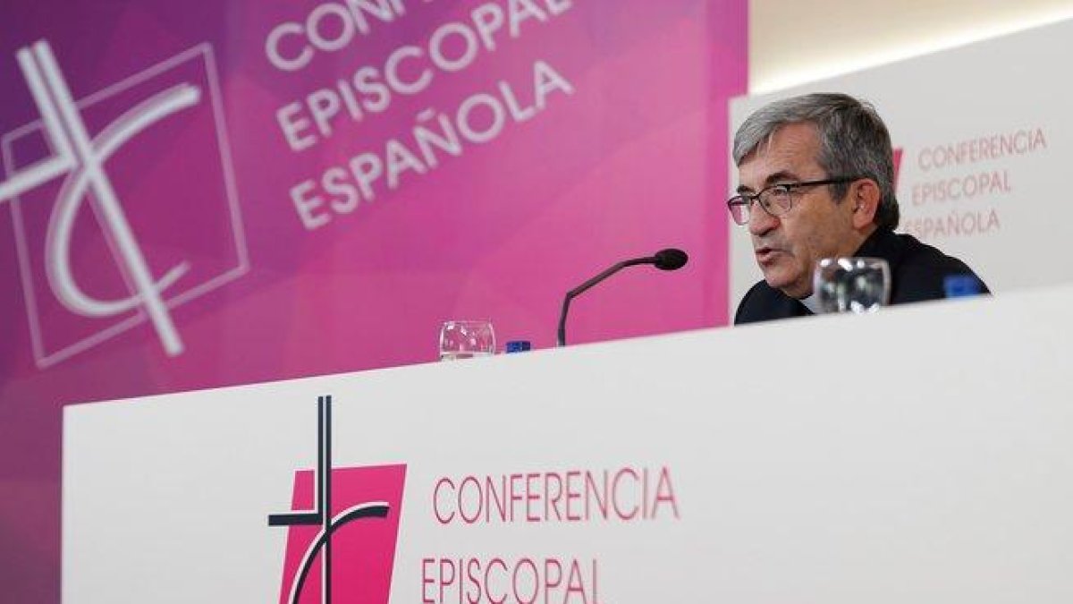 El secretario general y portavoz de la Conferencia Episcopal Española (CEE) y obispo auxiliar de Valladolid, Luis Argüello, este jueves.-EFE / EMILIO NARANJO