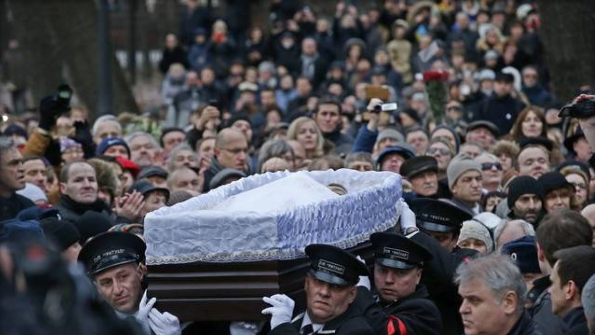 El ataúd con los restos del fallecido opositor ruso Boris Nemstov es trasladado durante su funeral en Moscú.-Foto:   EFE / SERGEI ILNITSKY