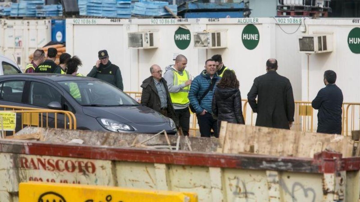 Agentes de la Guardia Civil, en las obras de la plaza de las Glòries de Barcelona, durante la operación del pasado jueves.-JOAN PUIG