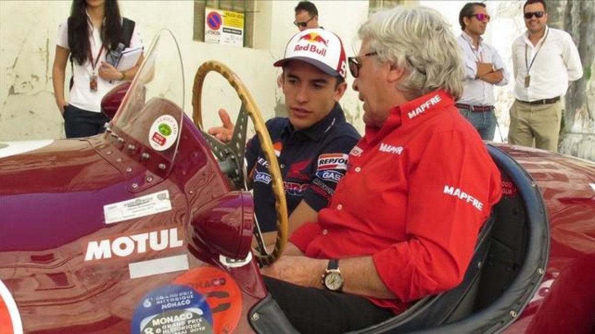 Ángel Nieto y Marc Márquez, en un Maserati antiguo.-EMILIO PÉREZ DE ROZAS
