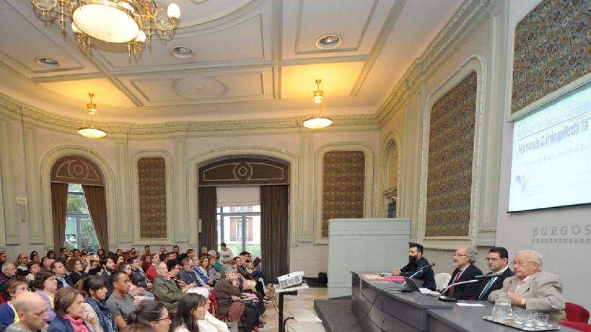 Momento de la charla que realizaron ayer en el Teatro Principal.-ISRAEL L. MURILLO