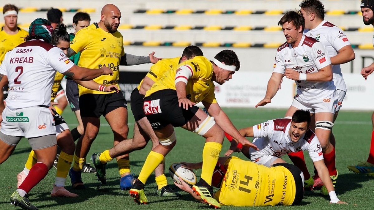 Wagenaar llega en apoyo de Facundo López para proteger el ruck en el encuentro ante el Alcobendas de la fase regular. SANTI OTERO