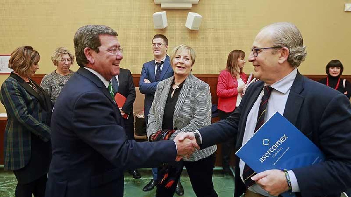 El presidente provincial, César Rico (izq), agradeció la labor de los expertos y de los productores burgaleses.-R. O.