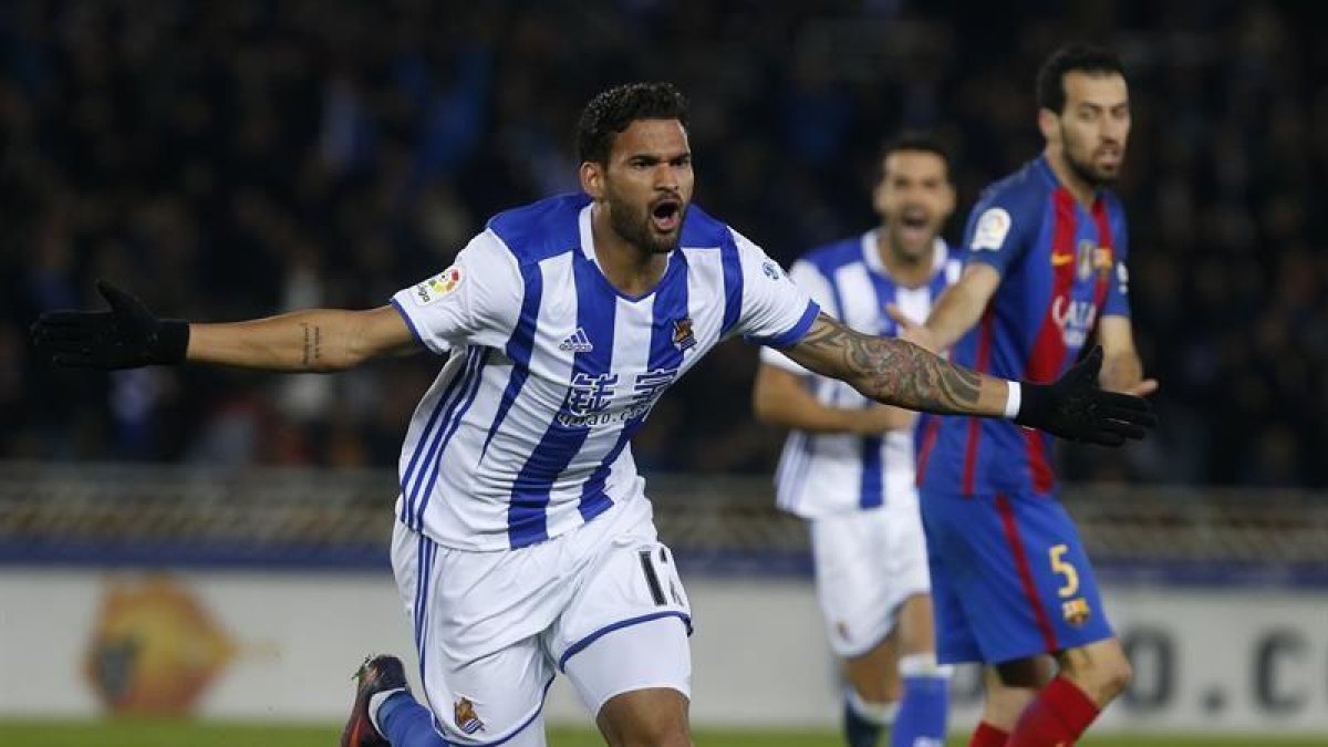 William José celebra el gol de la Real.-EFE