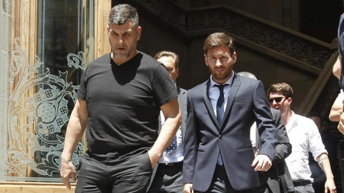 Leo Messi sale de la Audiencia de Barcelona tras declarar este jueves.-ALBERT BERTRAN